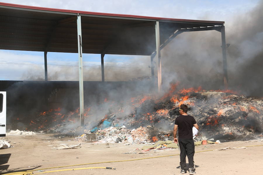 Fotos: Un incendio asola la planta de reciclaje industrial de León Verde