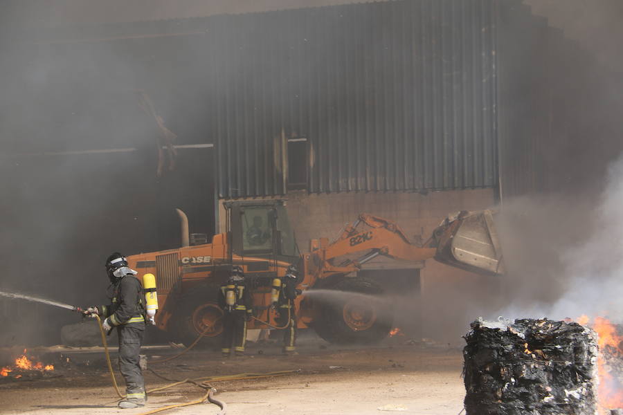 Fotos: Un incendio asola la planta de reciclaje industrial de León Verde