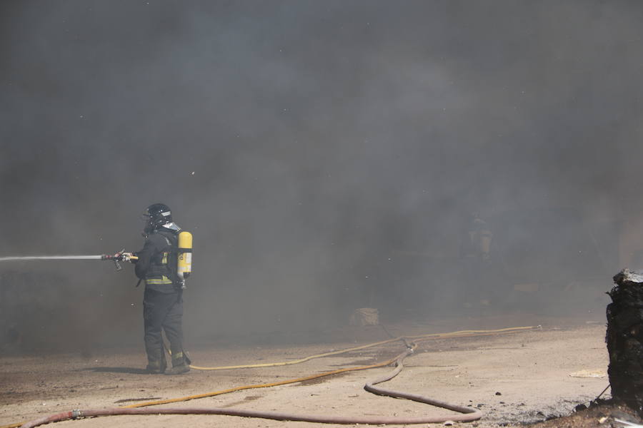 Fotos: Un incendio asola la planta de reciclaje industrial de León Verde