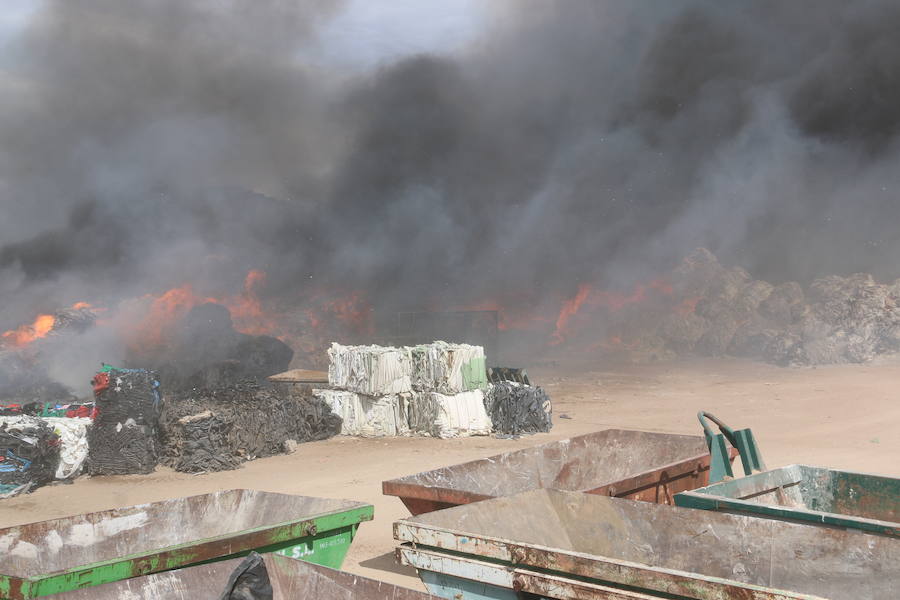 Fotos: Un incendio asola la planta de reciclaje industrial de León Verde