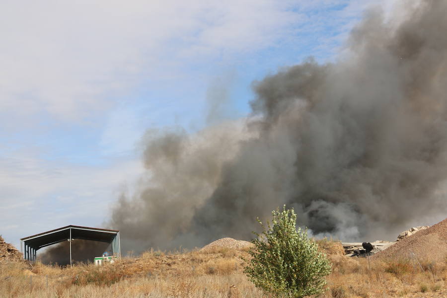 Fotos: Un incendio asola la planta de reciclaje industrial de León Verde