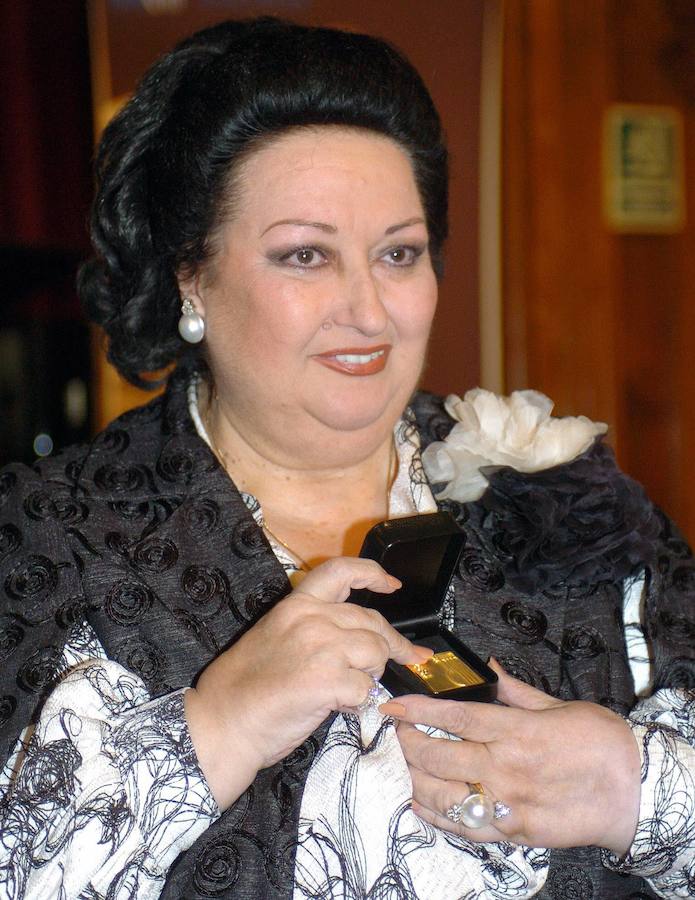 Caballé muestra la medalla que el Conservatorio Superior de Música del Liceo le entregó al cumplir los 50 años de su graduación.