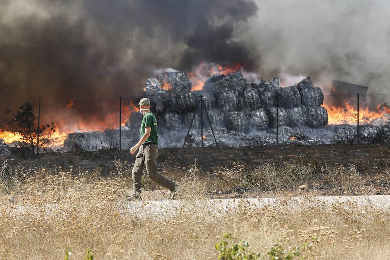 Fotos: Un incendio asola la planta de reciclaje industrial de León Verde