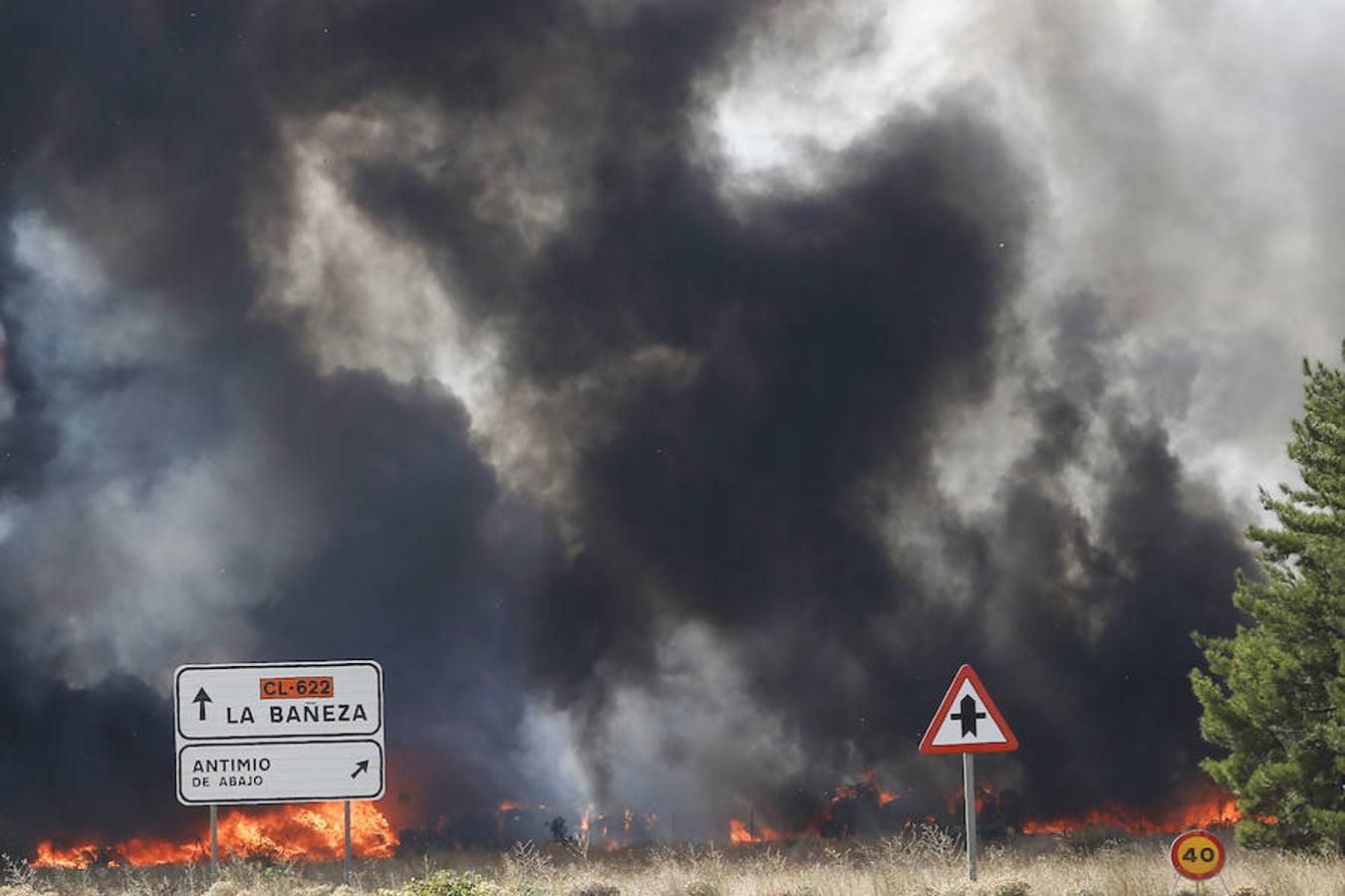 Fotos: Un incendio asola la planta de reciclaje industrial de León Verde