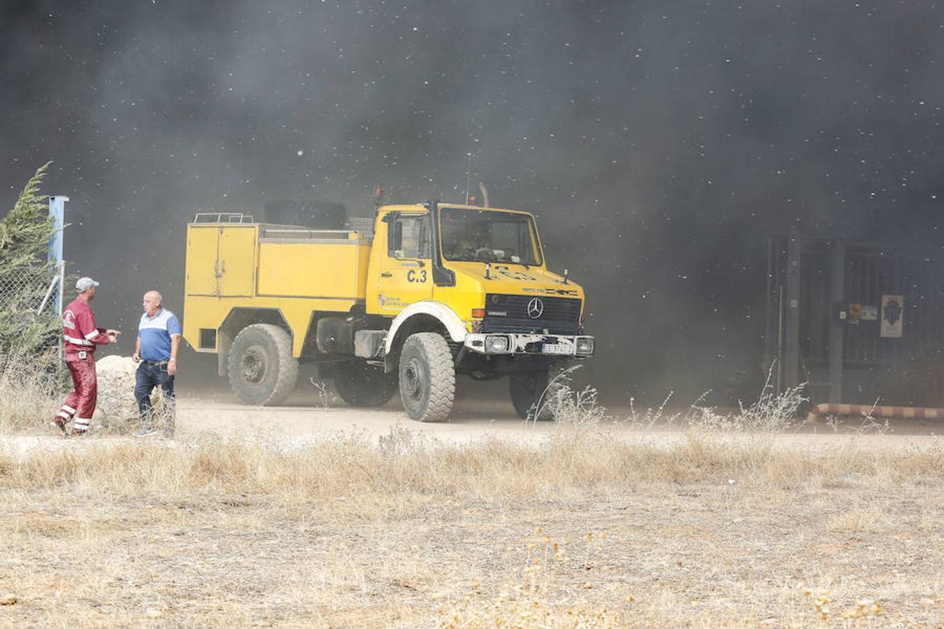 Fotos: Un incendio asola la planta de reciclaje industrial de León Verde