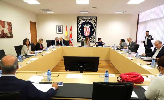 La presidenta de las Cortes, Silvia Clemente, preside la reunión de de la Junta de Portavoces. 