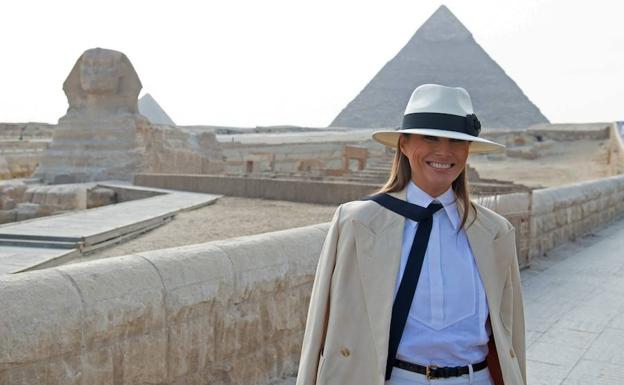 Melania Trump posa delante de las pirámides de Guiza. 