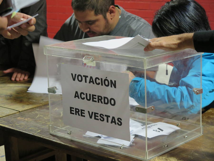 Fotos: Votación de la plantilla de Vestas a favor del acuerdo