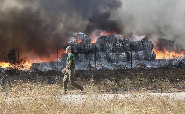 El fuego acabó con gran parte del material almacenado.