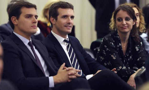 Albert Rivera (i), Pablo Casado (c) y Andrea Levy. 