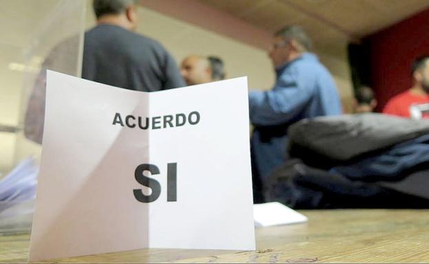 Imagen de una papeleta de 'acuerdo SI' durante la votación.