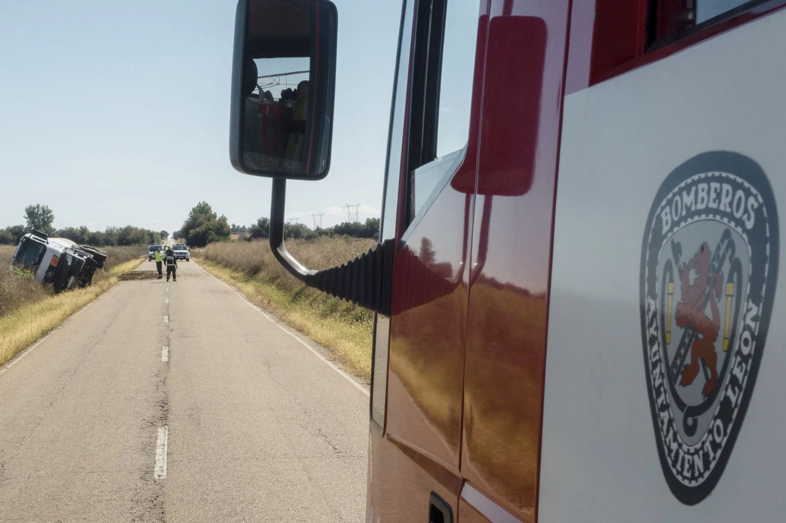 Bomberos de León ha intervenido en el lugar del accidente | La carretera ha quedado cortada hasta que este miércoles se pueda proceder al trasvase de la cisterna con un total de 48 toneladas de líquido principalmente propano