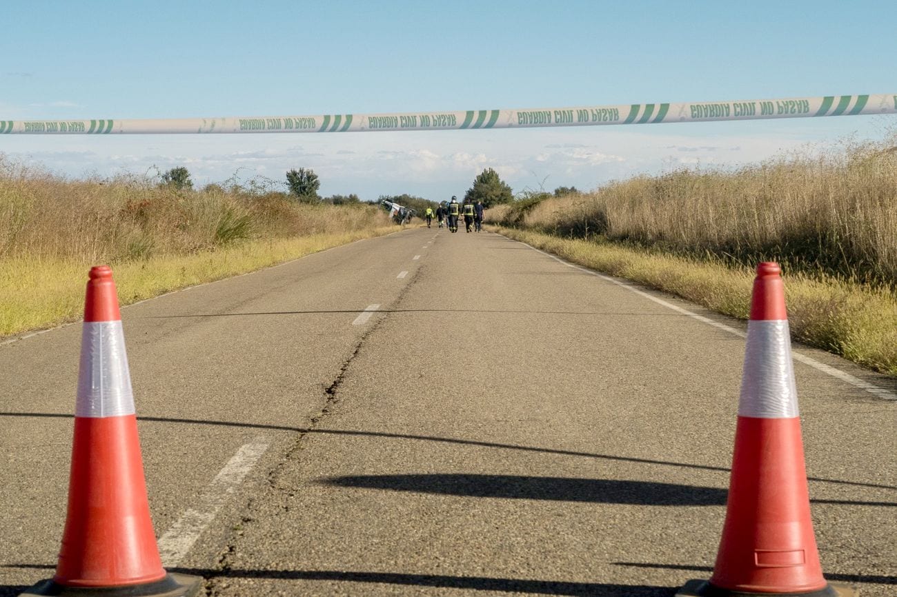 Bomberos de León ha intervenido en el lugar del accidente | La carretera ha quedado cortada hasta que este miércoles se pueda proceder al trasvase de la cisterna con un total de 48 toneladas de líquido principalmente propano
