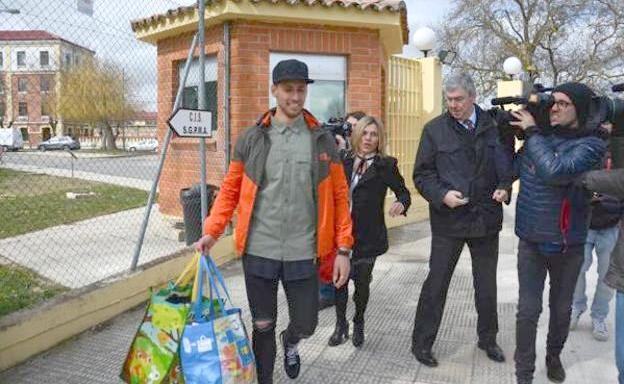 'Viti' saliendo de la cárcel de Burgos.