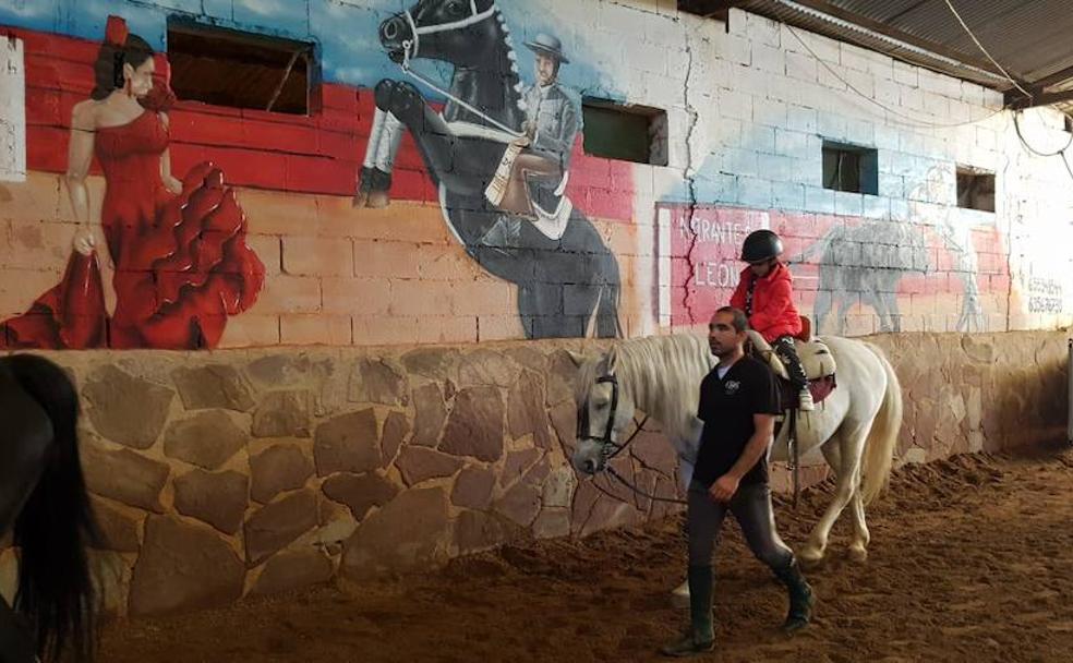 Un alumno a lomos de un caballo, durante la actividad. 