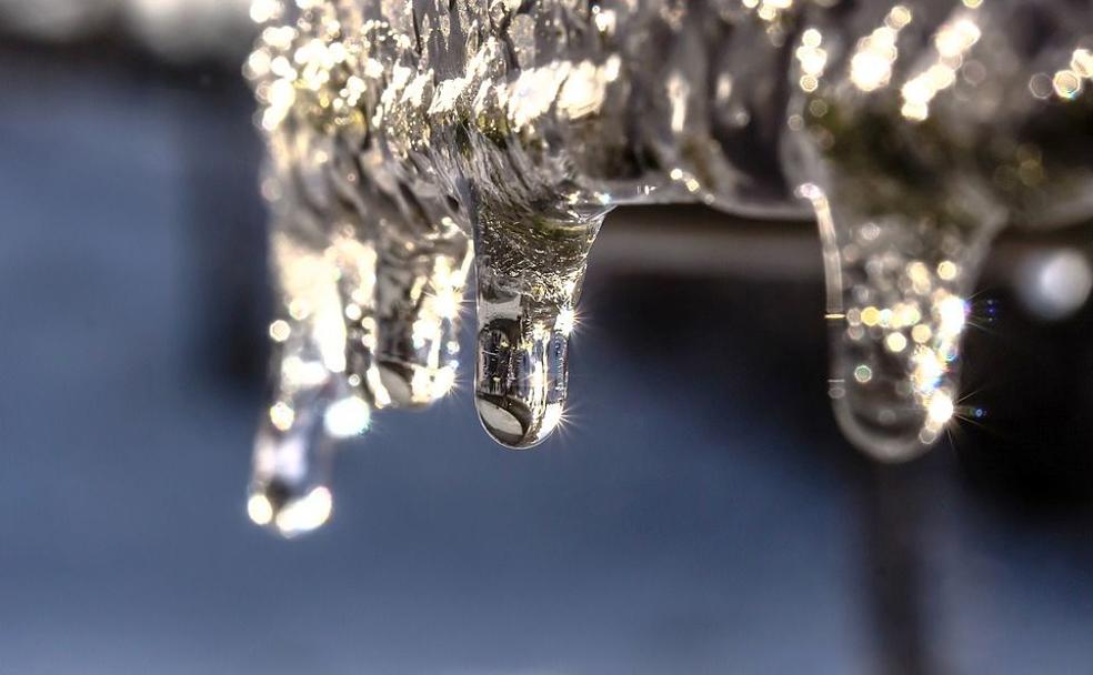 En las últimas horas los termómetros han caído hasta los cero grados en la provincia de León. En la imagen, gotas de agua heladas.