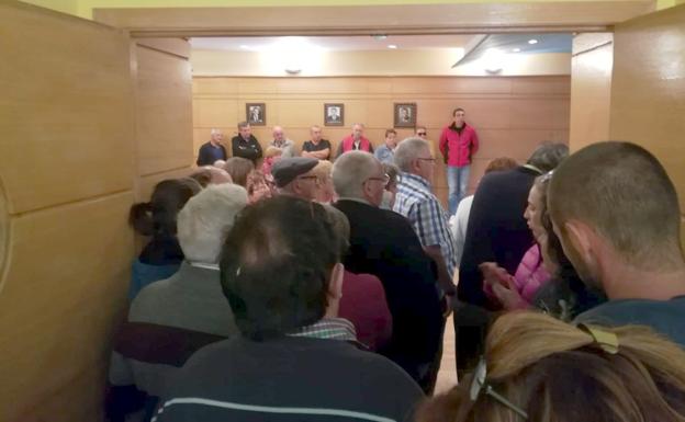 Un instante de la reunión mantenida por los vecinos en el Ayuntamiento de Villamanín.