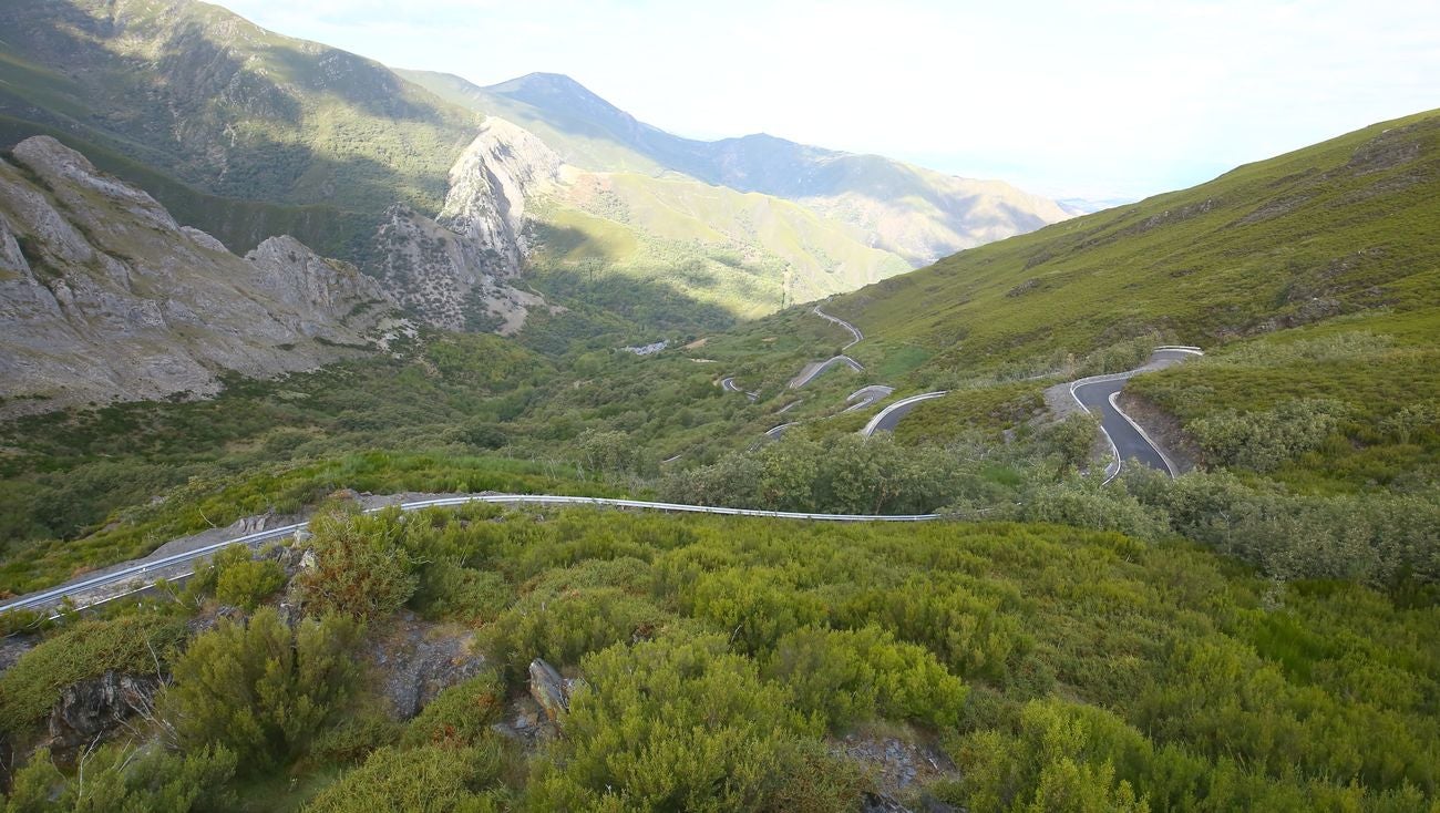 Visita a la carretera de acceso a Peñalba de Santiago desde el Mirador de la Cruz
