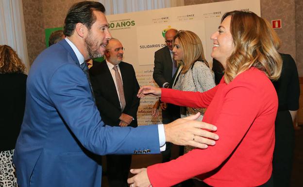 La delegada del Gobierno, Virginia Barcones, saluda al alcalde de Valladolid, Óscar Puente, antes de asistir a la entrega de los Premios Solidarios ONCE.