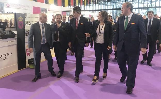 Las autoridades recorren las instalaciones de la Feria de Productos de León.