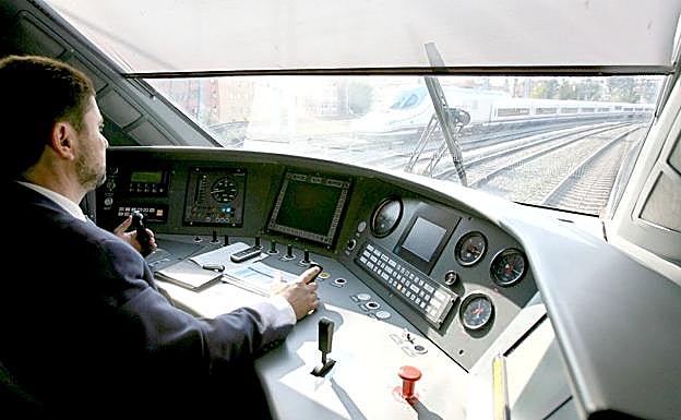 Imagen de un maquinista en un tren AVE.