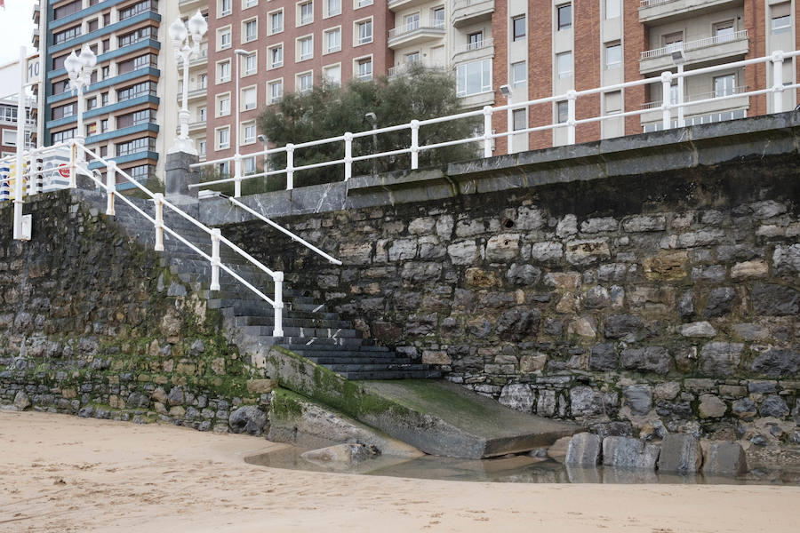 Fotos: La playa de San Lorenzo pierde arena