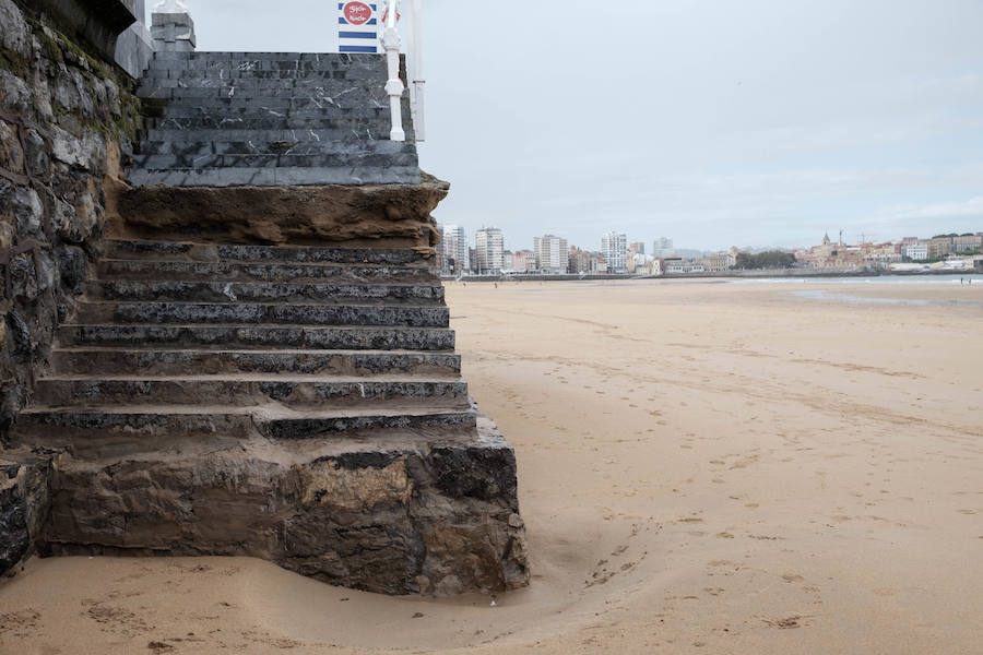 Fotos: La playa de San Lorenzo pierde arena