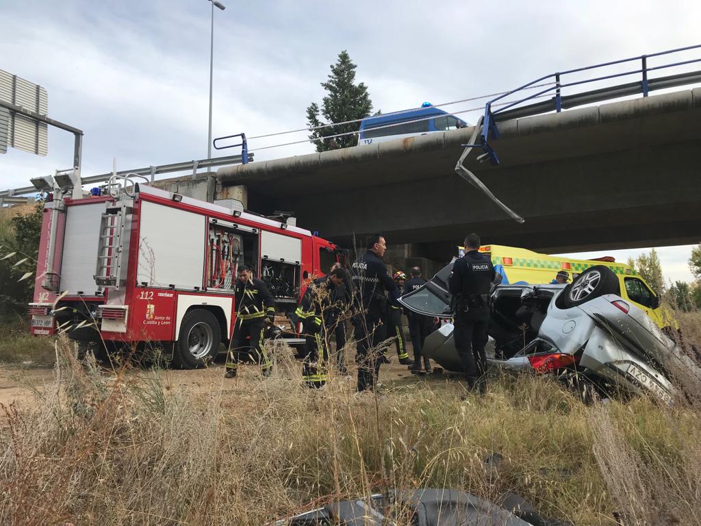 Un conductor pierde el control de su vehículo en la LE-30 y se precipita a la ribera del río Bernesga en León capital