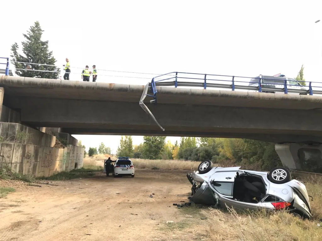 Un conductor pierde el control de su vehículo en la LE-30 y se precipita a la ribera del río Bernesga en León capital