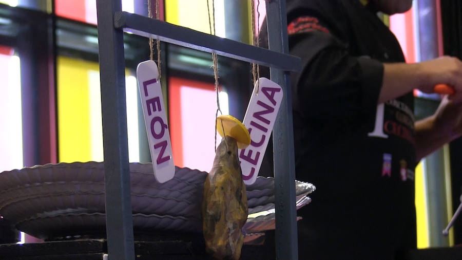 Ocho cortadores se baten en un duelo de cuchillos para demostrar ser el mejor cortado de cecina de España en el marco de la Feria de Productos de León