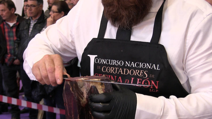 Ocho cortadores se baten en un duelo de cuchillos para demostrar ser el mejor cortado de cecina de España en el marco de la Feria de Productos de León