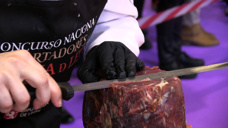 Ocho cortadores se baten en un duelo de cuchillos para demostrar ser el mejor cortado de cecina de España en el marco de la Feria de Productos de León