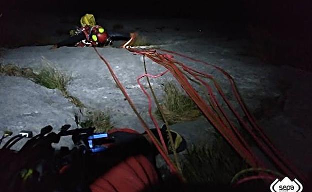 Agentes del SEPA durante el rescate. 