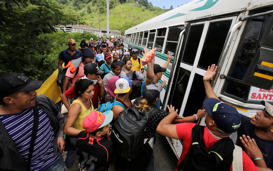 Familias completas iniciaron el sábado la marcha desde Honduras hacia Estados Unidos