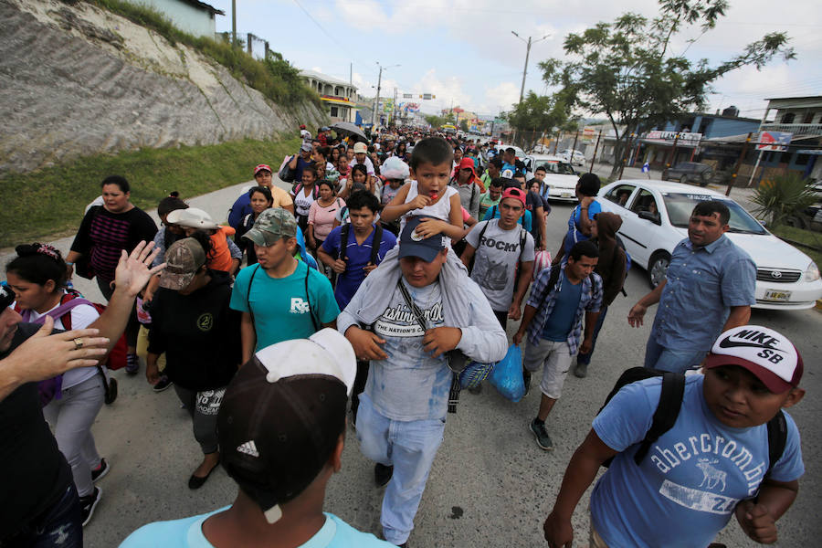 Familias completas iniciaron el sábado la marcha desde Honduras hacia Estados Unidos