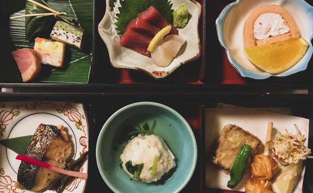 Menú variado compuesto por sashimi, pescado ahúmado,tempura variada,tamagoyaki y alguna delicia más. 