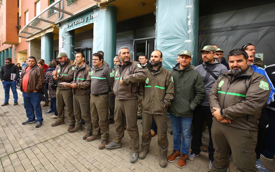 Fotos: Concentración ante la sede de la Junta de Castilla y León en Ponferrada