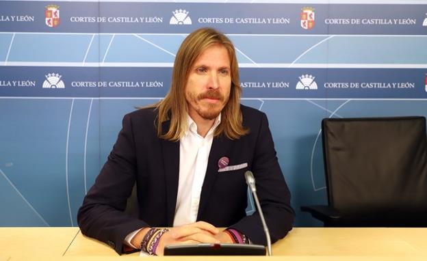 El portavoz del Grupo Podemos en las Cortes, Pablo Fernández, presenta una iniciativa sobre la normativa del juego. 