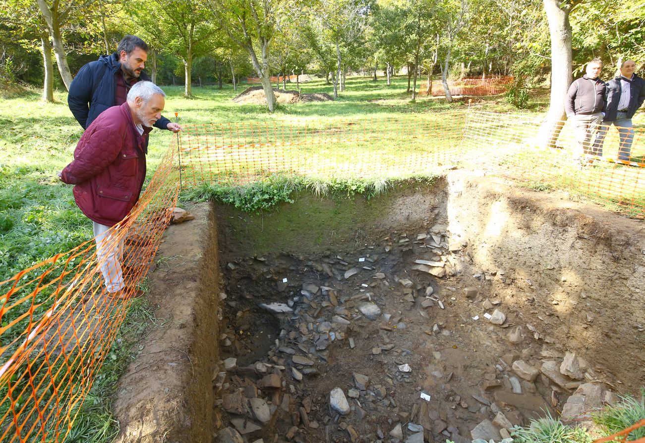 El director del proyecto de investigación 'Origenes de la Tebaida Berciana', Artemio Martínez, junto al arqueólogo Marcos Muñoz, durante la visita guiada a las excavaciones del proyecto 'Orígenes de la Tebaida' en Compludo 