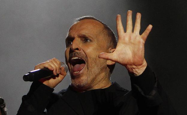 Miguel Bosé en uno de sus conciertos. 