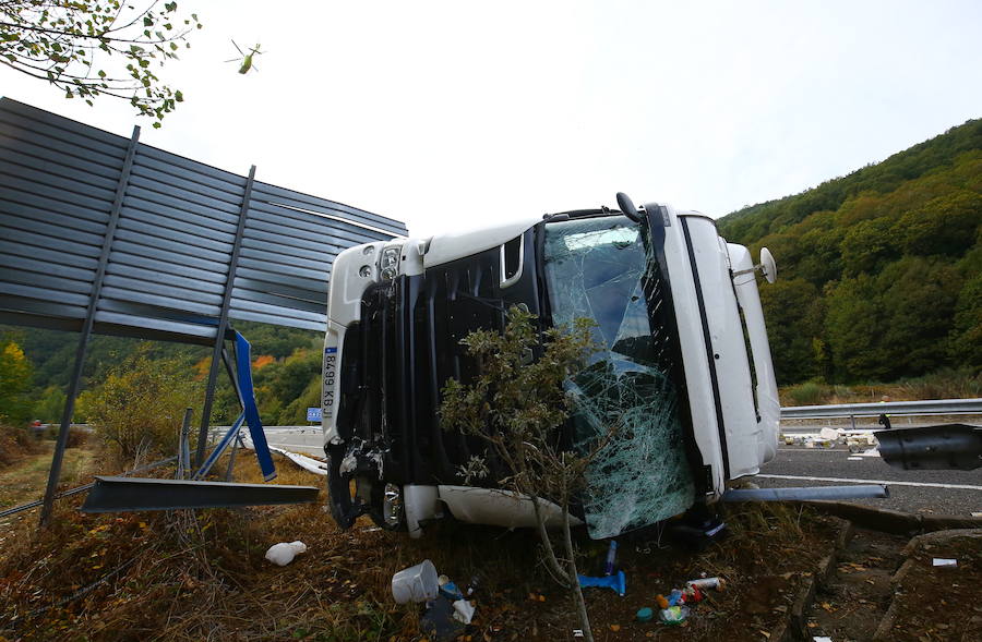 Fotos: Accidente de un camión en la autovía A6 en Trabadelo