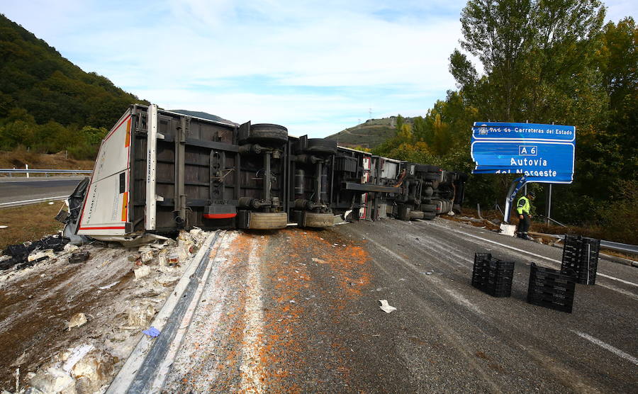 Fotos: Accidente de un camión en la autovía A6 en Trabadelo