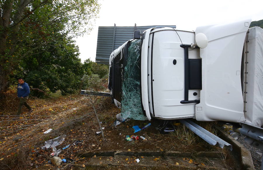 Fotos: Accidente de un camión en la autovía A6 en Trabadelo