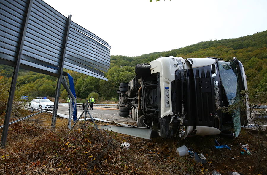 Fotos: Accidente de un camión en la autovía A6 en Trabadelo