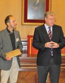 Imagen secundaria 2 - Diferentes momentos de la recepción del Alcalde de León a los defensores universitarios.