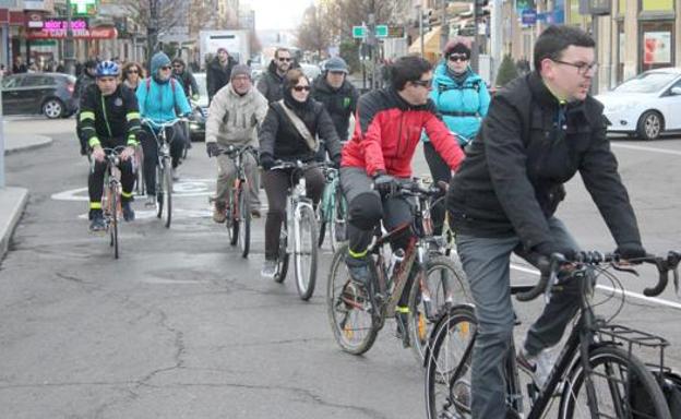 Marcha ciclista por las calles de León.