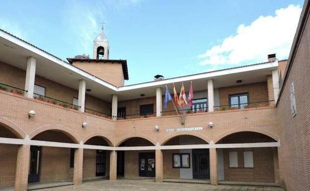 Fachada principal del Ayuntamiento de Santa Marina del Rey.