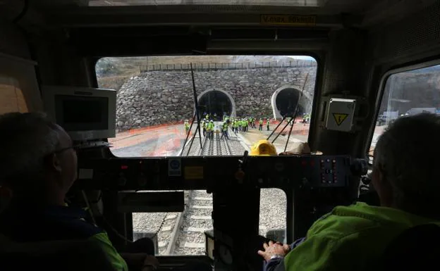Operarios en un tren de obras en la variante de Pajares