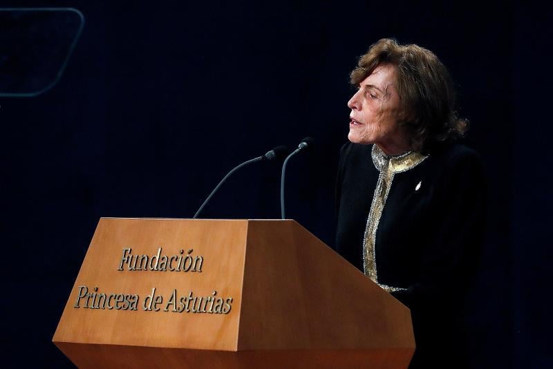 Don Felipe y doña Letizia presiden el acto en el teatro Campoamor de Oviedo, con el mismo esquema y con la única ausencia de Fred Vargas.