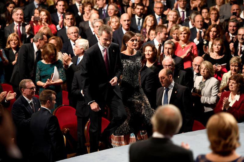 Don Felipe y doña Letizia presiden el acto en el teatro Campoamor de Oviedo, con el mismo esquema y con la única ausencia de Fred Vargas.